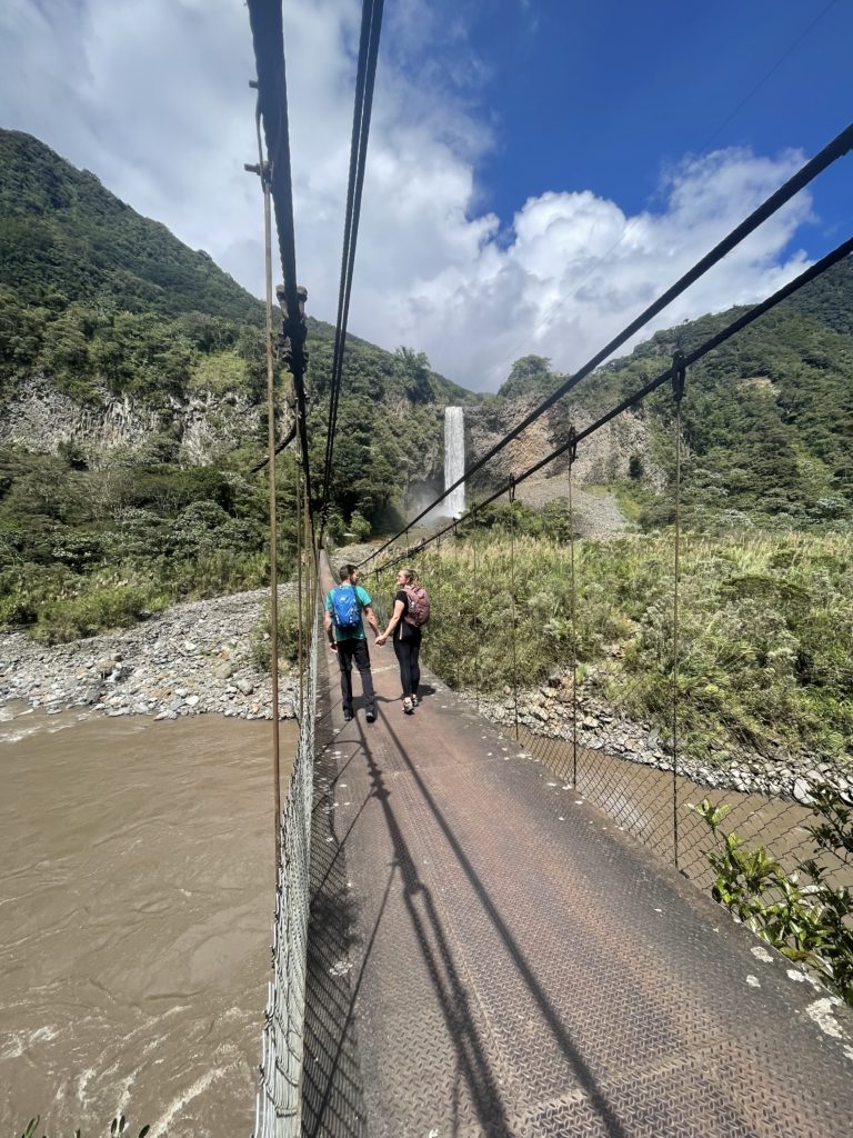 Nous sur le pont pour aller à la cascade de Manto de la novia à Banos equateur.